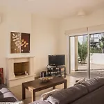 Dafnis Sunshine - Modern 3 Bedroom With Pool *